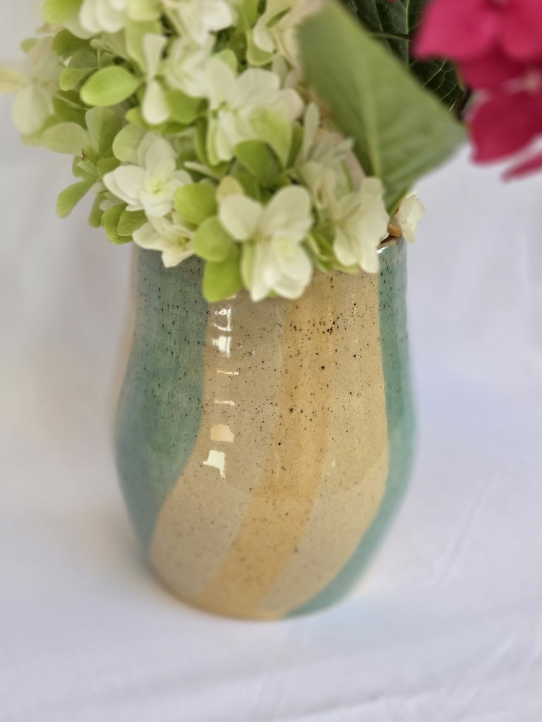vase courbe jaune et bleu atelier dune dargile (1).jpg
